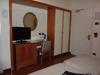 ヨーロッパのホテルとしては広めの部屋です