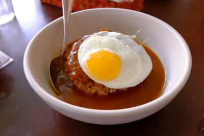 ボリューム満点のロコモコはハーフサイズでも大満足