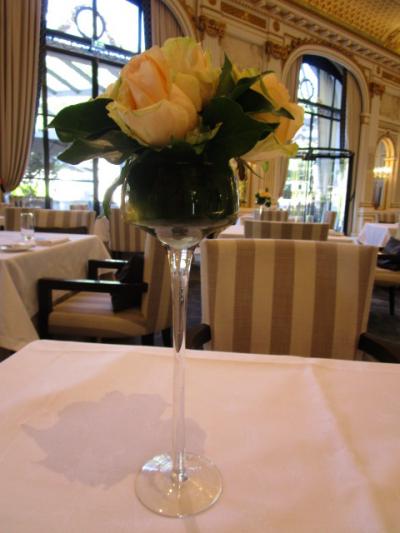 テーブルの上のフラワーアレンジのバラ