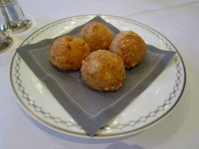 アミューズ。チーズ味のシュー