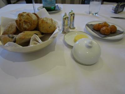 3種のパン。セレアル、オリーブ、セーグル。