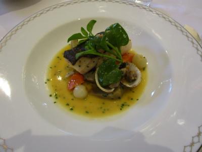 メイン：タラのロースト。アルチチョーク、オニオン、人参、貝。