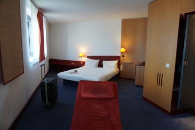 広い部屋のはしにベッド