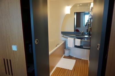 個室になっているバスルームと洗面所