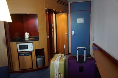 蛇口のついたミニキッチン　ポット　下に冷蔵庫