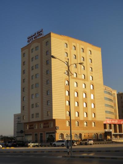 新しいサラーラでは目立つ高層ホテル、後ろにスーパー