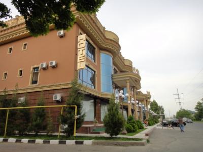 新しくてきれいな建物。3階建て。