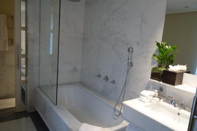 清潔で広いバスルーム　　奥にトイレがあります