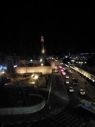 部屋の窓から見た景色　ライトアップされたドバイ博物館とモスク