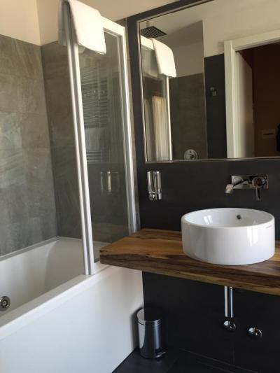 改装されたばかりの新しいバスルーム