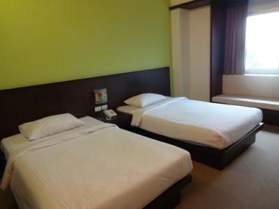 部屋の窓からThe Mallの建物がみえます。