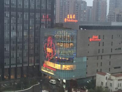 ホテルから徒歩で高島屋にいけます。