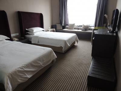 ツイン。窓際にはソファー（備え付けのものなので硬いですが）。