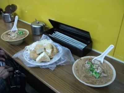 台北駅近くで麺線と臭豆腐