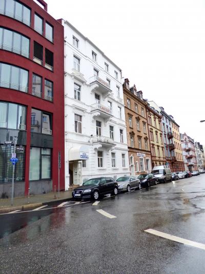 白い建物がクリスタルです。