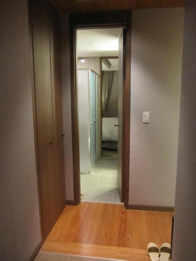 "玄関”から。バスルームを抜けてベッドルームに行ける。