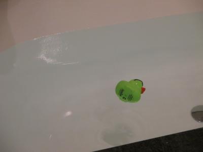 この子泳げません