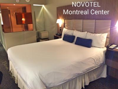 ベッドルームと浴室はガラス越しに見える