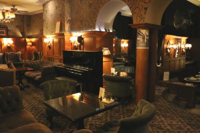 バーラウンジが重厚感のある雰囲気で素敵です。