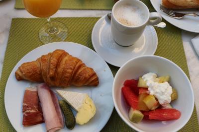 朝食は卵料理、ベーコンなどの温かいものももちろんあります。