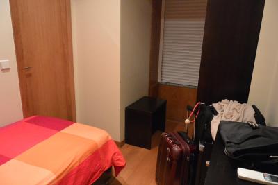 ベッドやデスク周りから外を眺められる配置でないのが残念