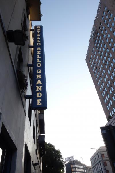 向かいに大きなホテルミケランジェロがあります。