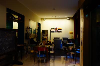 入り口横（レセプション前）のラウンジ。この左にバーカウンター