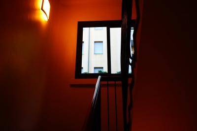 エレベーターは最大4人しか乗れない小ささなので時に階段で移動