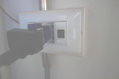 ベッドサイドにコンセントとUSB差込口あり。