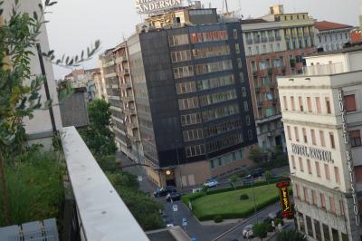 共同キッチンからテラス（ハンモックあり）へ。眺望は大して…