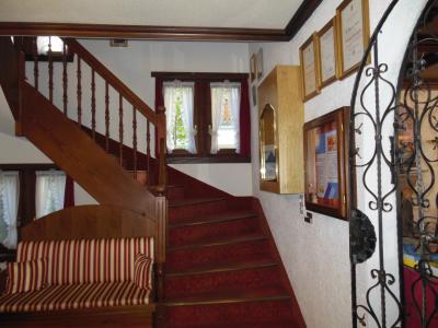 ２階への階段、左にエレベーターあり。