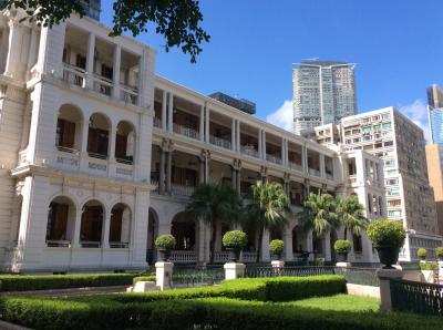 歴史的建築物をリニューアルした高級ショッピングモール