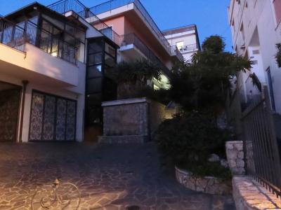 坂、階段を上がります