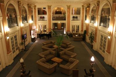 ロビーの壁にはホテルに宿泊した著名人の絵が描かれています。