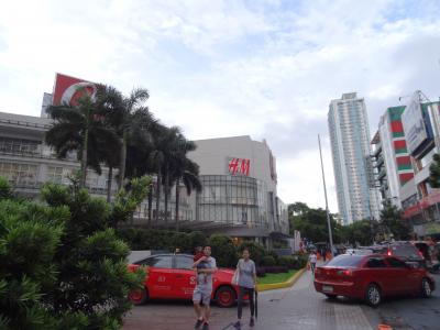 道を渡った所にある、大きなモール