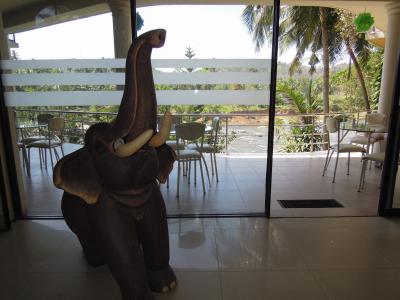 玄関にはゾウさんがぱおーん。