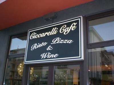 2軒先のカフェ。ピザのテイクアウトが可能。