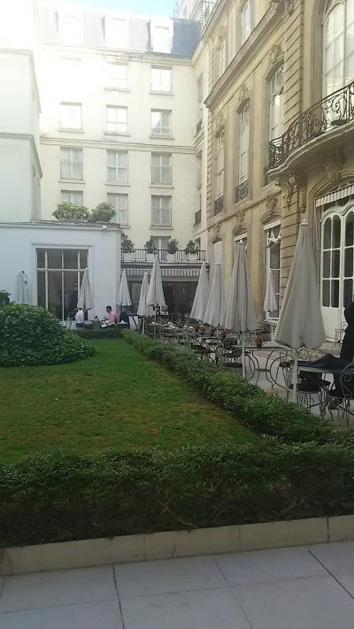 中庭のテラス　タバコが吸えます