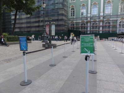 右側の緑の列に並びます