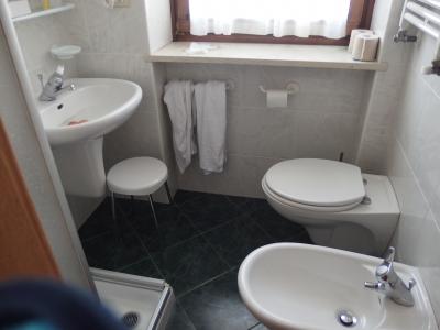 シャワーの水が止まらないのをチェクアウトの時に言い忘れた。