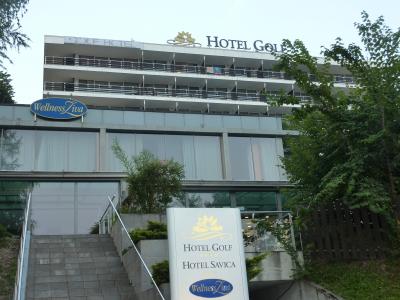 湖畔からはホテルを見上げる形になります