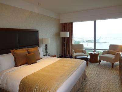 広いお部屋、大きなベッド