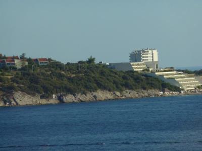 海岸沿いに段々と部屋が並んでいます