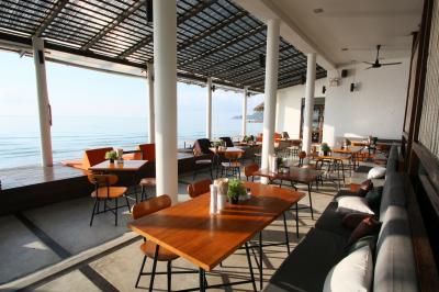 海の見えるテラス状のレストラン