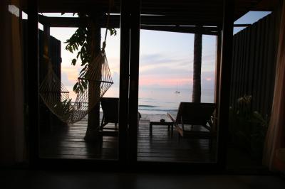 部屋のベッドから見える夜明け