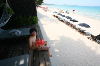 テラスの縁に腰掛けて景色を楽しむことも出来ます