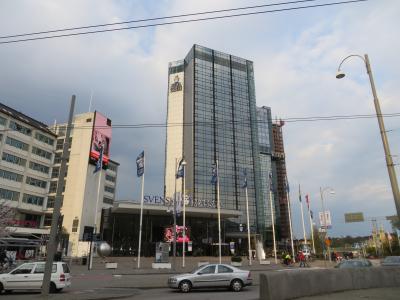 正面玄関の前から