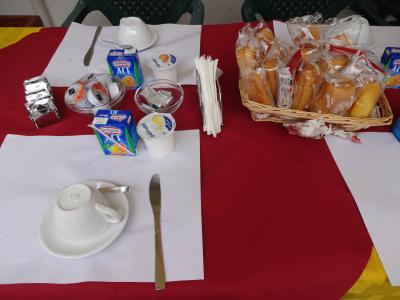 朝食は近くにスーパーで買ってきた物が出される程度