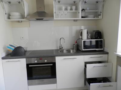 キッチンダイニングも広く、調理器具・食器も揃っている