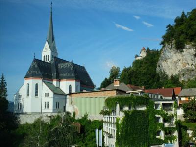 ホテル廊下から見た近くの教会と岩山の上のブレッド城。